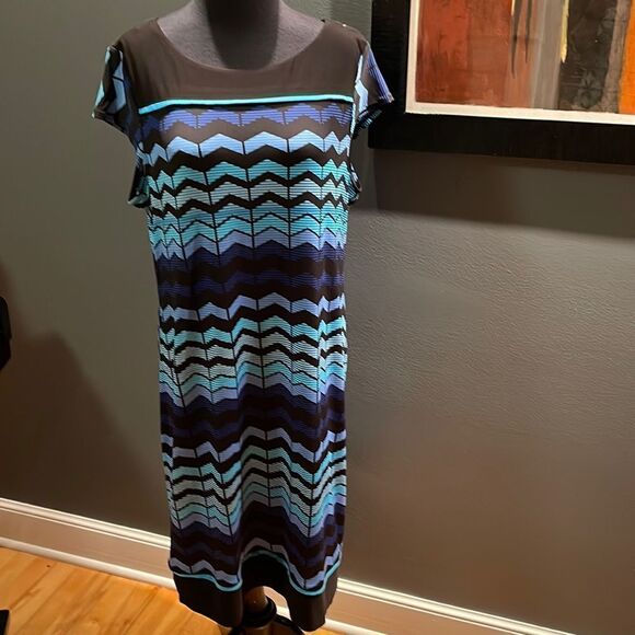 Madison Leigh blue, turquoise/black stretch zig zag pattern shift midi. Size 12. - Picture 1 of 6